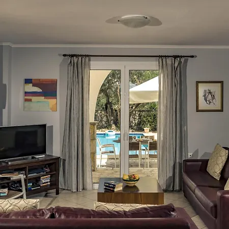 Charming In Agrilia With Private Pool لاغاناس